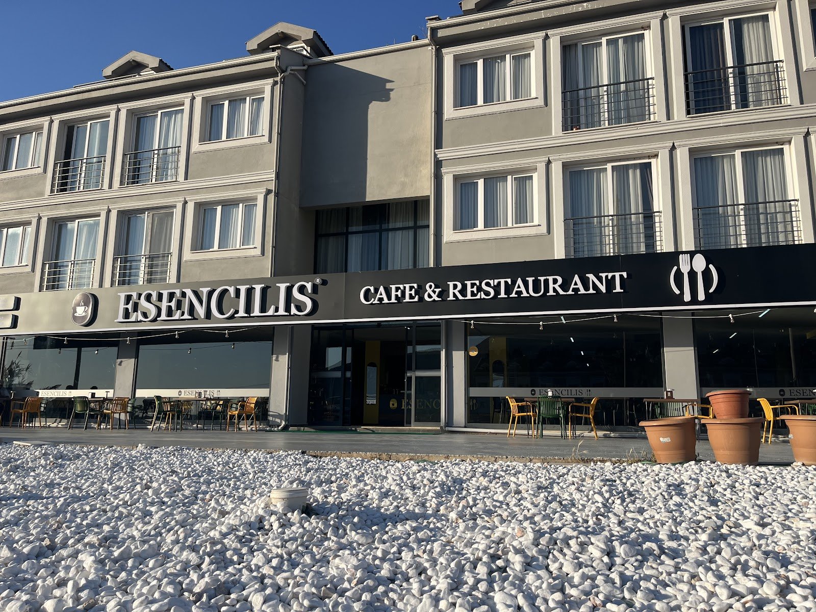 ESENCILIS CAFE &RESTAURANT